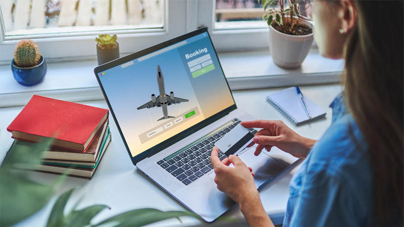 Ragazza prenota volo aereo