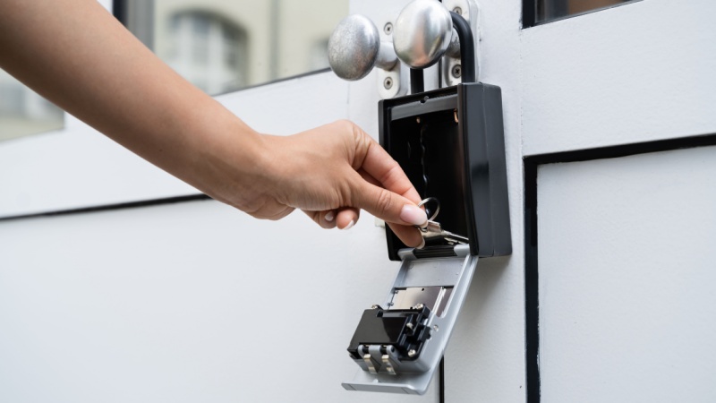 Key box con mano che mette chiavi