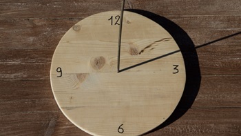 Orologio meridiana di legno