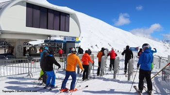 Sciatori con impianto di risalita e skipass