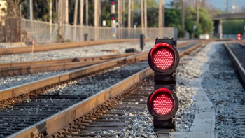 Semaforo rosso sui binari della ferrovia
