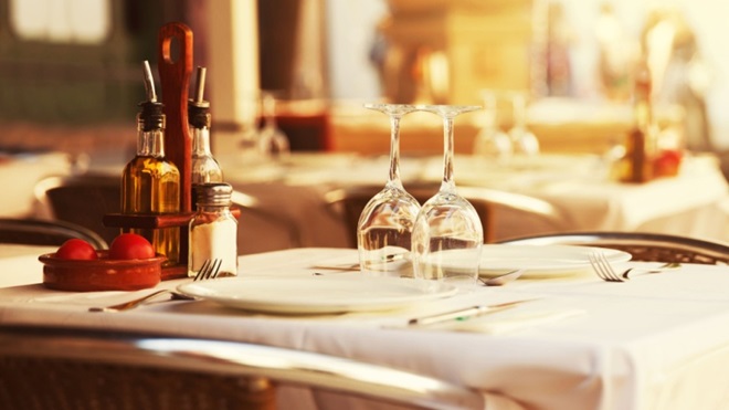 Tavolo apparecchiato al ristorante