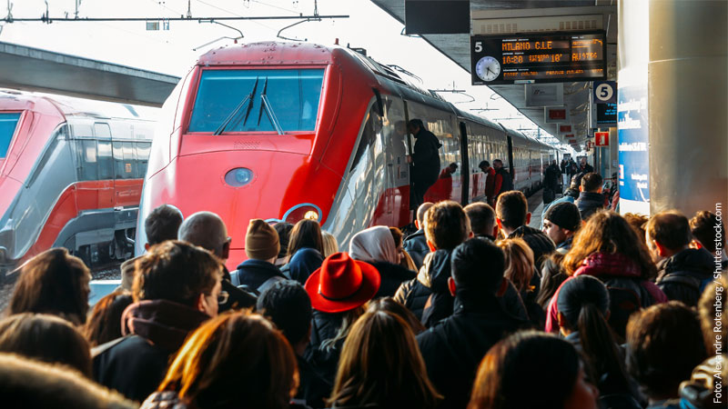 folla davanti a treno in banchina