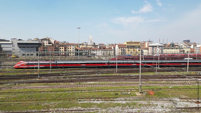 Treno Frecciarossa sui binari