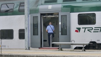 Trenord con controllore fermo ai binari