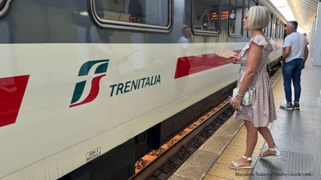 Treno di Trenitalia fermo in stazione con persone