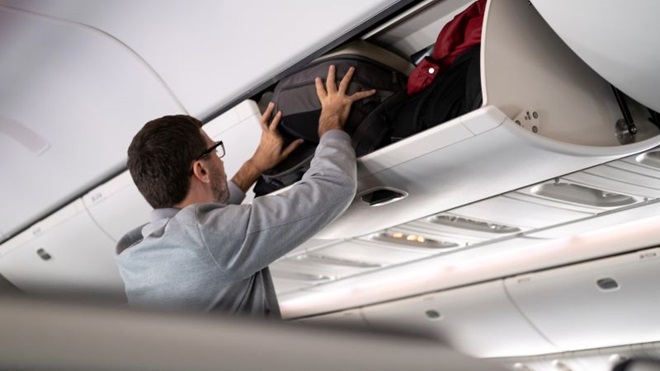 uomo-bagaglio-a-mano-aereo