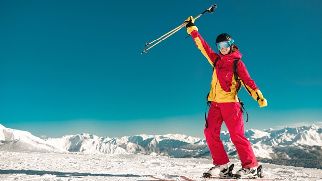 sciatore con bacchette sollevate