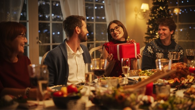 Famiglia a tavola per Natale con regalo