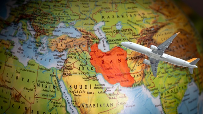 Mappamondo con Iran e aereo di linea