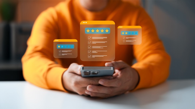 Utente che guarda recensioni online sullo smartphone