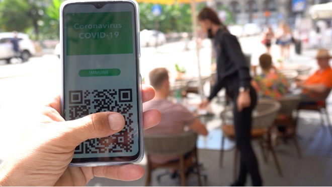 smartphone con qrcode