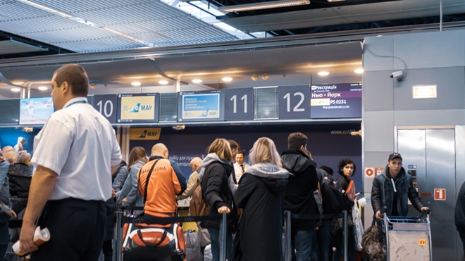 Viaggiatori al banco per volo in overbooking