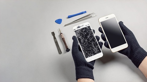 Persona che aggiusta schermo telefono rotto