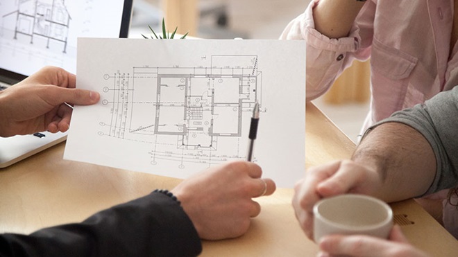 Agente mostra planimetria immobile