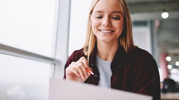 Donna che firma documento