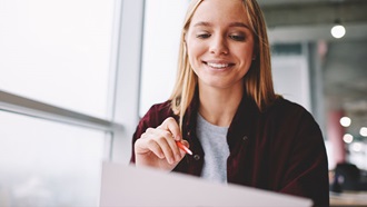 Donna che firma documento