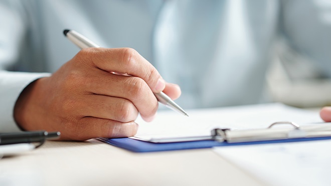 Persona che compila una lettera di richiesta