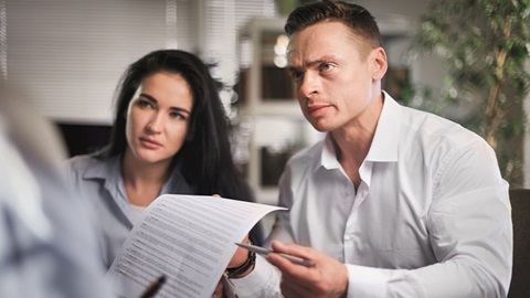 Coppia reclama con documento