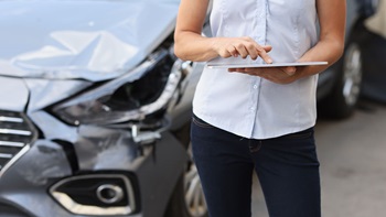 Persona con ipad dopo incidente