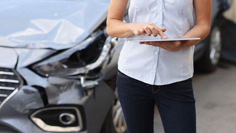 Persona con ipad dopo incidente