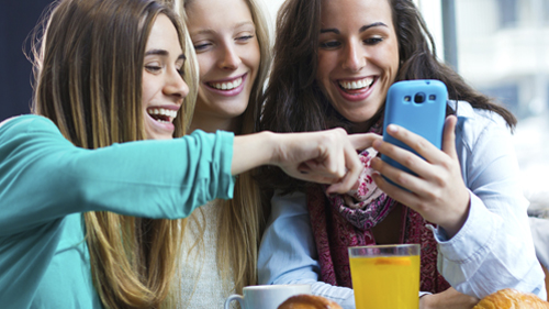ragazze che guardano lo smartphone