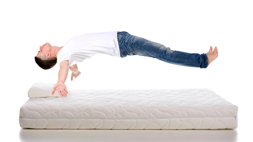 uomo che sopro materasso