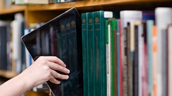 tablet nella libreria