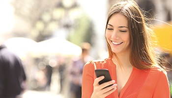 ragazza con smartphone