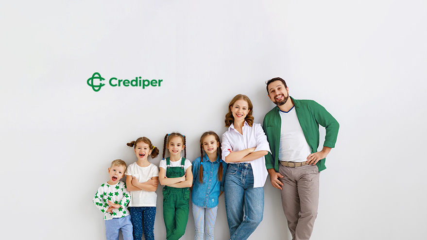 famiglia con mamma papà e quattro bambini e logo crediper