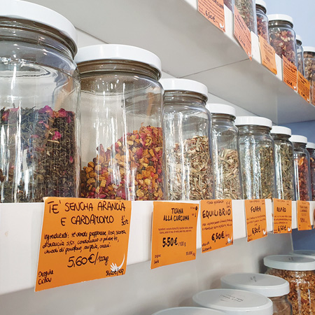 barattoli con tè e tisane