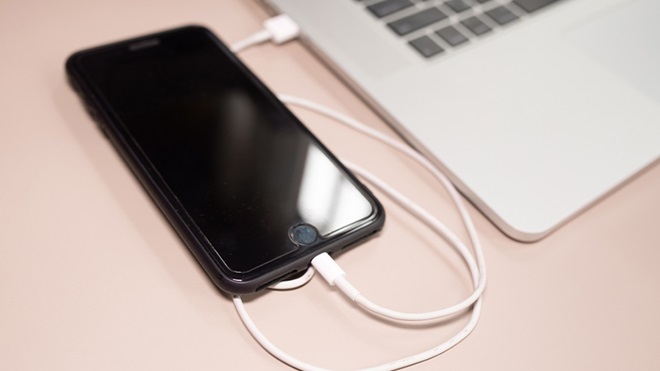 TELEFONO ATTACCATO A PC PER TRASFERIMENTO DATI