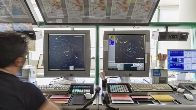 tecnico che controlla con monitor i voli del nord Italia