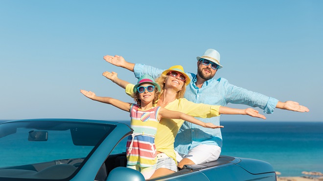 Famiglia si diverte al mare
