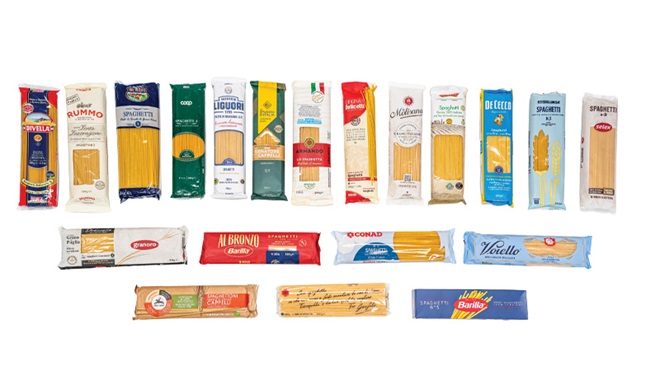Insieme confezioni di spaghetti