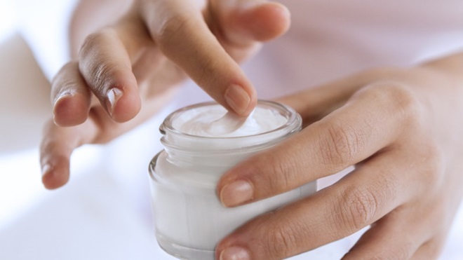 Zoom sur un pot de crème hydratante.