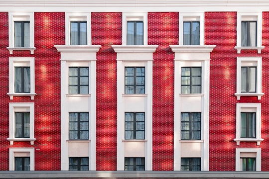 Investire nel crowdfunding immobiliare non significa avere il capitale garantito: ecco come valutare prestiti, garanzie, default e rischio di perdita.