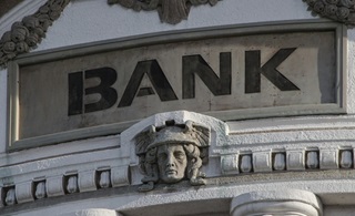 Le nuove tasse sulle banche potrebbero ricadere sui clienti.