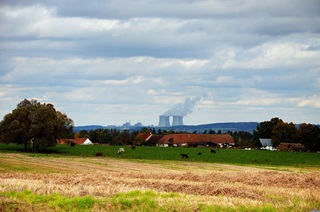 Confronto tra ETF su nucleare e uranio: esposizione a miniere, utility e tecnologie, differenze tra prodotti e rischi da conoscere prima di investire.