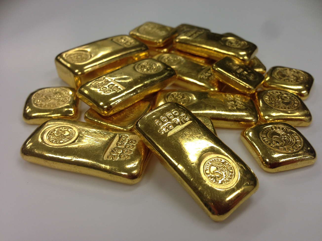 Il prezzo dell'oro cala nonostante le tensioni geopolitiche.