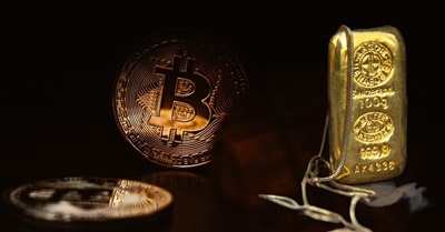 Oro e BitCoin sono comunemente associati dall'idea di essere beni immuni all'inflazione, perché scarsi.