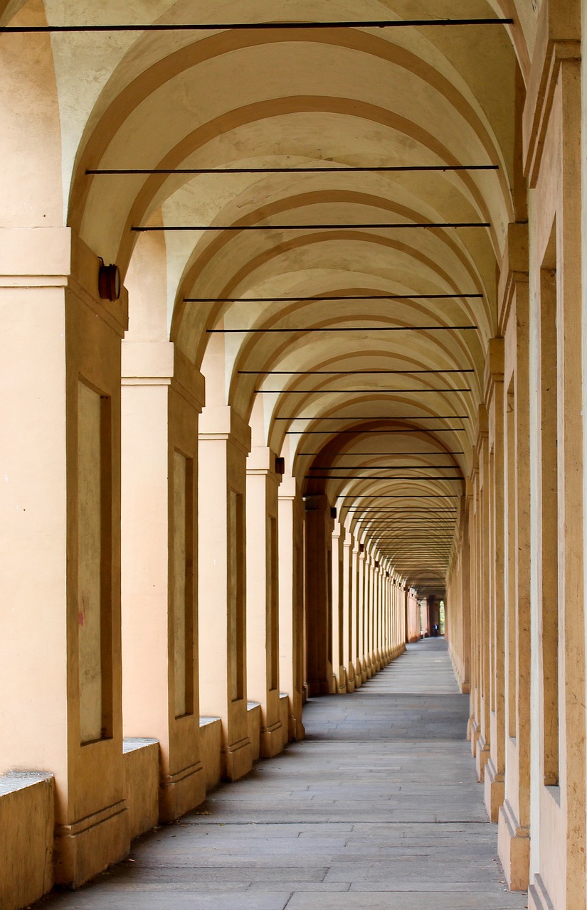 Bologna è famosa per i suoi oltre 60 chilometri di portici, parte dei quali è patrimonio mondiale Unesco.