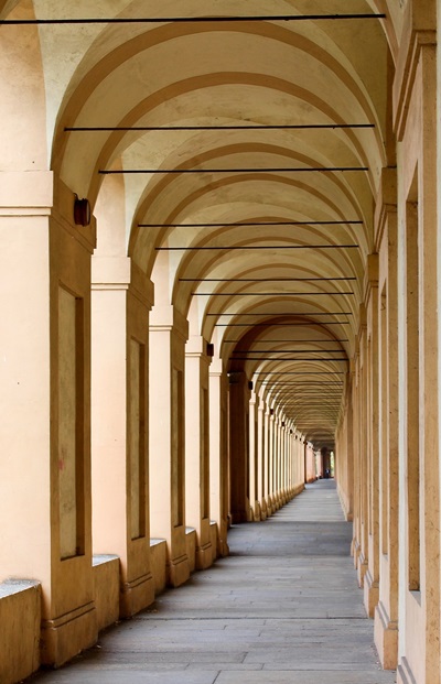 Bologna è famosa per i suoi oltre 60 chilometri di portici, parte dei quali è patrimonio mondiale Unesco.