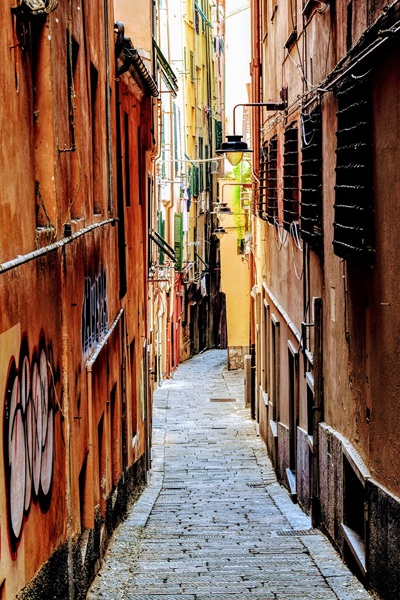 I caruggi (dal latino quadrivium) sono i vicoli tipici dei centri storici liguri.