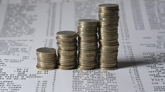 Se nel 1980 il debito pubblico Usa era pari a meno di un terzo della ricchezza prodotta e, nel 2001, era poco sopra la metà, oggi viaggiamo intorno al 120%.