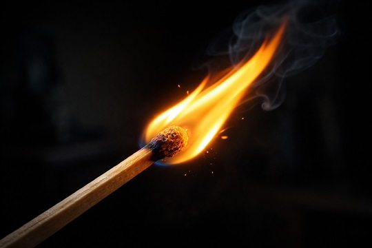 Ciò che accade a migliaia di chilometri non è mai davvero lontano e quel fuoco in un angolo della stanza può sempre arrivare a scaldare, o addirittura bruciare, le nostre tasche. 