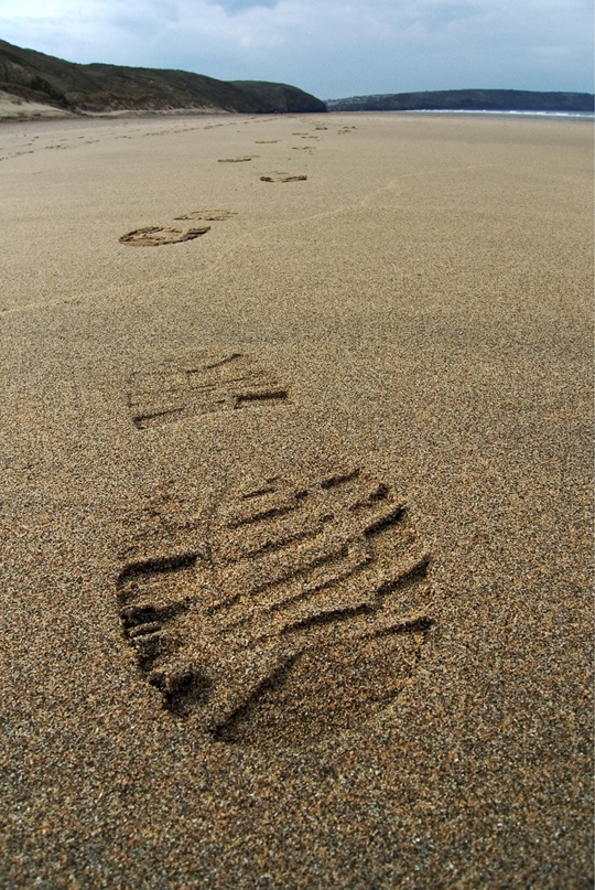 Impronta della scarpa sulla sabbia
