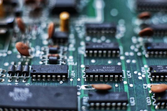 Bruxelles punta su sette AI Gigafactory: 30 miliardi tra chip, data center ed energia.