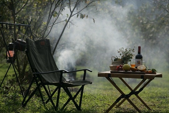 La parola glamping è una crasi dei termini “glamour” e “camping” ed indica l’attività di campeggio in un contesto che non rinuncia alle comodità del lusso.