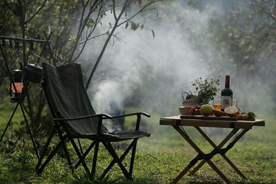 La parola glamping è una crasi dei termini “glamour” e “camping” ed indica l’attività di campeggio in un contesto che non rinuncia alle comodità del lusso.